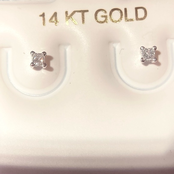 Diamond Studs in 14k Gold - Picture 2 of 2